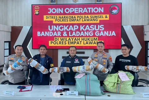 Petugas Polda Sumatera Selatan saat konferensi pers mengungkap kasus peredaran ganja jaringan Empat Lawang dengan barang bukti 220 kilogram ganja kering di Paolres Empat Lawang, Sumatera Selatan, Minggu (26/04/2026).