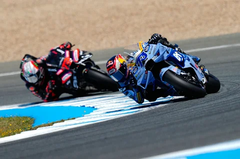 Pembalap Alex Marquez dari Spanyol diikuti oleh pembalap Aprilia Marco Bezzecchi dari Italia, saat balapan MotoGP Grand Prix Spanyol di Jerez de la Frontera, Spanyol, Minggu (26/04/2026).