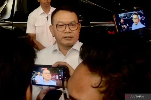 Penasihat Khusus Presiden, Jenderal Dudung Abdurachman, menyampaikan bahwa Presiden Prabowo Subianto memperhatikan masalah ormas yang meresahkan dan meminta ormas untuk bersinergi dengan pemerintah.