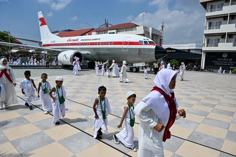 Para siswa dan guru taman kanak-kanak berlatih ritual manasik haji di pusat ibadah haji di Banda Aceh,  Senin (27/04/2026).