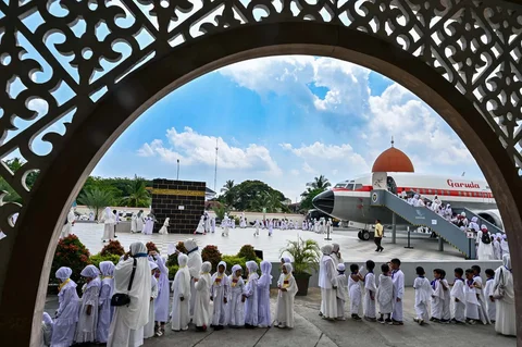 Para siswa dan guru taman kanak-kanak berlatih ritual tawaf mengelilingi replika Ka'bah di pusat ibadah haji di Banda Aceh,  Senin (27/04/2026).