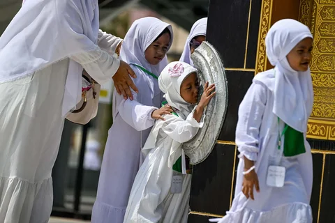 Para siswa dan guru taman kanak-kanak berlatih ritual manasik haji di pusat ibadah haji di Banda Aceh,  Senin (27/04/2026).