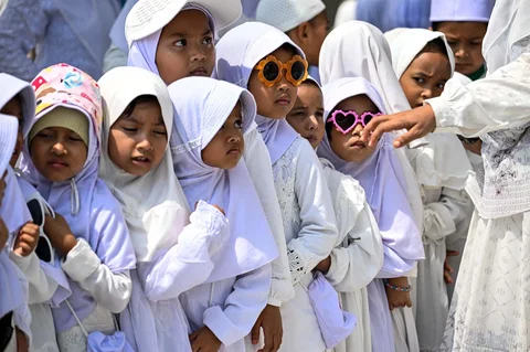 Para siswa dan guru taman kanak-kanak berlatih ritual manasik haji di pusat ibadah haji di Banda Aceh,  Senin (27/04/2026).