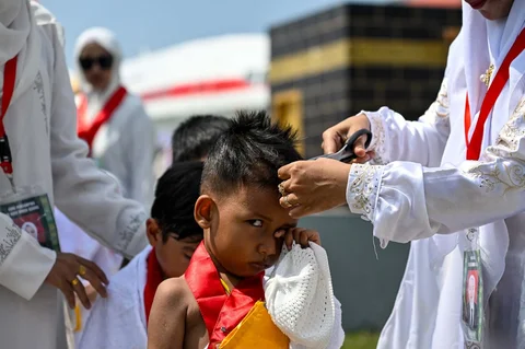 Para siswa dan guru taman kanak-kanak berlatih ritual manasik haji di pusat ibadah haji di Banda Aceh,  Senin (27/04/2026).