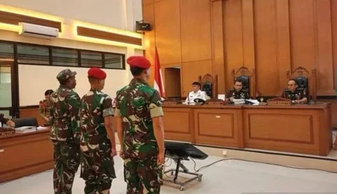 Kuasa hukum dari tiga prajurit TNI terdakwa kasus dugaan penculikan dan pembunuhan kepala cabang bank berinisial MIP meminta majelis hakim mengabulkan eksepsi. (Foto: Antara)