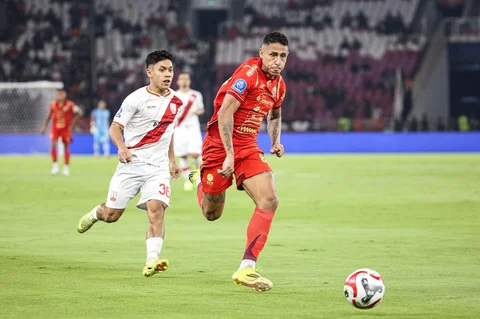 Pemain Persija Jakarta, Bruno Tubarao berhasil melewati pemain Persis Solo pada laga pekan ke-30 BRI Super League musim ini di Stadion Utama Gelora Bung Karno (SUGBK), Jakarta, Senin (27/04/2026) malam.