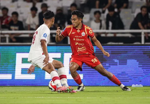 Pemain Persija Jakarta, Rayhan Hannan mencoba melewati pemain Persis Solo pada laga pekan ke-30 BRI Super League musim ini di Stadion Utama Gelora Bung Karno (SUGBK), Jakarta, Senin (27/04/2026) malam.