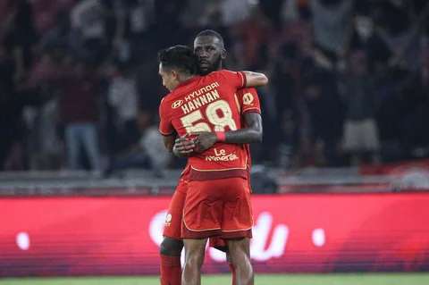 Selebrasi Allano Lima usai mencetak gol perdana Persija Jakarta saat melawan Persis Solo pada laga pekan ke-30 BRI Super League musim ini di Stadion Utama Gelora Bung Karno (SUGBK), Jakarta, Senin (27/04/2026) mallam.