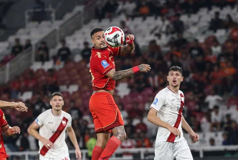 Pemain Persija Jakarta, Maxwell Souza tidak dapat menjangkau umpan bola saat melawan Persis Solo pada laga pekan ke-30 BRI Super League musim ini di Stadion Utama Gelora Bung Karno (SUGBK), Jakarta, Senin (27/04/2026) malam