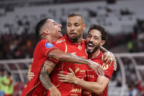 Jean Mota (kanan) merayakan gol perdananya bersama Gustavo Almeida (tengah) dan Bruno Tubarao (kiri) saat Persija Jakarta melawan Persis Solo pada laga pekan ke-30 BRI Super League musim ini di Stadion Utama Gelora Bung Karno (SUGBK), Jakarta, Senin (27/04/2026) malam
