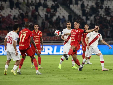 Pemain Persija Jakarta, Van Basty Sousa mengamankan bola dari rebutan pemain Persis Solo pada laga pekan ke-30 BRI Super League musim ini di Stadion Utama Gelora Bung Karno (SUGBK), Jakarta, Senin (27/04/2026) malam.