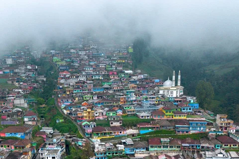 Rumah-rumah berwarna-warni di desa Butuh, yang populer dikenal sebagai Nepal Van Java, atau Nepal di Jawa, di lereng Gunung Sumbing di Magelang, Jawa Tengah, Senin (27/04/2026).