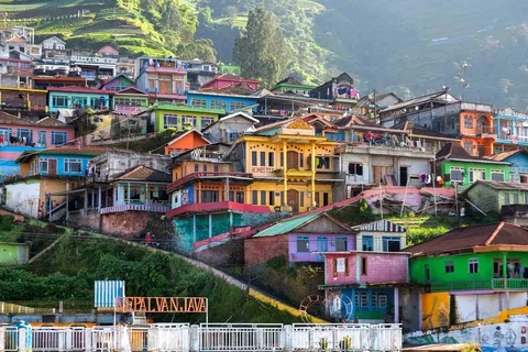 Rumah-rumah berwarna-warni di desa Butuh, yang populer dikenal sebagai Nepal Van Java, atau Nepal di Jawa, di lereng Gunung Sumbing di Magelang, Jawa Tengah, Senin (27/04/2026).