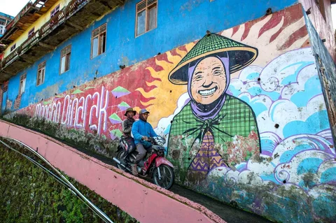 Sebuah mural grafiti terlihat di dinding di desa Butuh, yang populer dikenal sebagai Nepal Van Java, atau Nepal di Jawa, di lereng Gunung Sumbing di Magelang, Jawa Tengah, Senin (27/04/2026).
