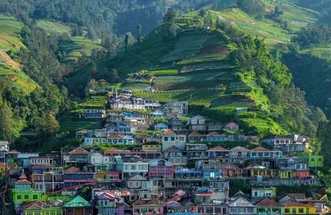 Rumah-rumah berwarna-warni di desa Butuh, yang populer dikenal sebagai Nepal Van Java, atau Nepal di Jawa, di lereng Gunung Sumbing di Magelang, Jawa Tengah, Senin (27/04/2026).