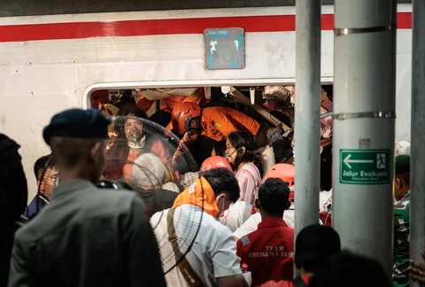 Tim penyelamat berupaya menyelamatkan lima korban yang terjebak di dalam gerbong setelah lokomotif kereta penumpang menembus gerbong belakang kereta komuter di stasiun Bekasi Timur, Bekasi, Jawa Barat, Selasa (28/04/2026)