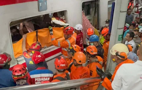 Tim penyelamat berupaya mengevakuasi korban yang terjebak di dalam gerbong setelah lokomotif kereta penumpang menembus gerbong belakang kereta komuter di stasiun Bekasi Timur, Bekasi, Jawa Barat, Selasa (28/04/2026)