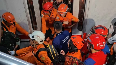 Tim penyelamat berupaya mengevakuasi korban yang terjebak di dalam gerbong setelah lokomotif kereta penumpang menembus gerbong belakang kereta komuter di stasiun Bekasi Timur, Bekasi, Jawa Barat, Selasa (28/04/2026)