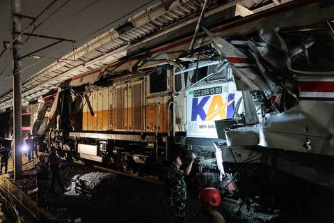 Petugas keamanan memeriksa lokomotif  Argo Bromo Anggrek yang  menembus bagian belakang gerbong belakang kereta  KRL Commuterline di Stasiun Bekasi Timur, Bekasi, Jawa Barat, Selasa (28/04/2026).