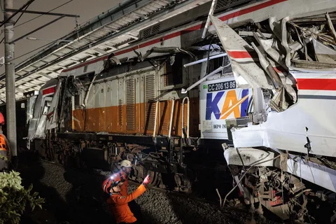 Lokomotif kereta penumpang Argo Bromo Anggrek yang hancur di Stasiun Bekasi Timur, Bekasi, Jawa Barat, Selasa (28/04/2026).