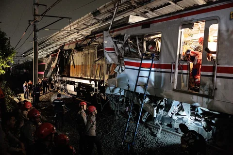 Lokomotif kereta penumpang Argo Bromo Anggrek menembus bagiin belakang gerbong belakang kereta  KRL Commuterline di Stasiun Bekasi Timur, Bekasi, Jawa Barat, Selasa (28/04/2026).