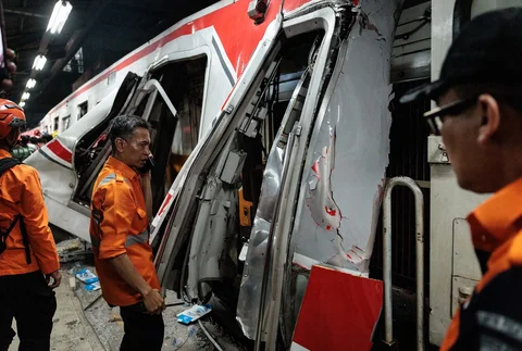 Gerbong kereta  KRL Commuterline  yang hancur di Stasiun Bekasi Timur, Bekasi, Jawa Barat, Selasa (28/04/2026).
