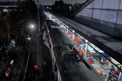 Kecelakaan lokomotif kereta penumpang Argo Bromo Anggrek yang menabrak  bagain belakang gerbong belakang kereta  KRL Commuterline di Stasiun Bekasi Timur, Bekasi, Jawa Barat, Selasa (28/04/2026).