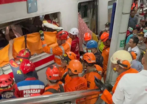 Tim penyelamat berupaya mengevakuasi korban yang terjebak di dalam gerbong setelah lokomotif kereta penumpang menembus gerbong belakang kereta komuter di stasiun Bekasi Timur, Bekasi, Jawa Barat, Selasa (28/04/2026)