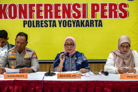 Menteri Pemberdayaan Perempuan dan Perlindungan Anak Arifatul Choiri Fauzi (tengah) bersama Kapolresta Yogyakarta Kombes Pol Eva Guna Pandia (kiri) dan Komisioner Komisi Perlindungan Anak Indonesia (KPAI) Diyah Puspitarini (kanan) menyampaika keterangan saat konferensi pers pengungkapan kasus dugaan kekerasan dan penelantaran terhadap anak oleh Daycare Little Aresha di Mapolresta Yogyakarta, Yogyakarta, Senin (27/4/2026)