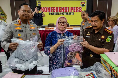 Menteri Pemberdayaan Perempuan dan Perlindungan Anak Arifatul Choiri Fauzi bersama Kapolresta Yogyakarta Kombes Pol Eva Guna Pandia menunjukan barang bukti saat konferensi pers pengungkapan kasus dugaan kekerasan dan penelantaran terhadap anak oleh Daycare Little Aresha di Mapolresta Yogyakarta, Yogyakarta, Senin (27/4/2026).