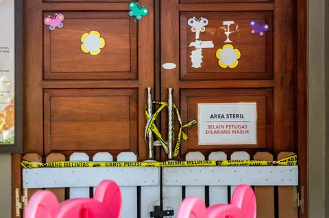 Menteri Pemberdayaan Perempuan dan Perlindungan Anak Arifatul Choiri Fauzi (tengah) bersama Kapolresta Yogyakarta Kombes Pol Eva Guna Pandia (kiri) dan Komisioner Komisi Perlindungan Anak Indonesia (KPAI) Diyah Puspitarini (kanan) menyampaika keterangan saat konferensi pers pengungkapan kasus dugaan kekerasan dan penelantaran terhadap anak oleh Daycare Little Aresha di Mapolresta Yogyakarta, Yogyakarta, Senin (27/4/2026)