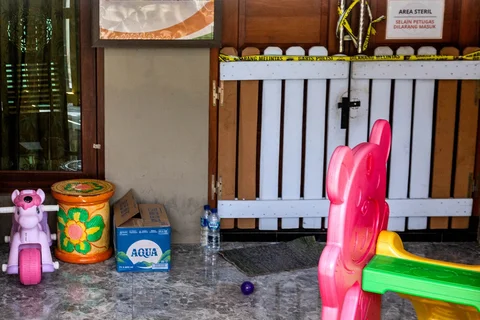 Menteri Pemberdayaan Perempuan dan Perlindungan Anak Arifatul Choiri Fauzi (tengah) bersama Kapolresta Yogyakarta Kombes Pol Eva Guna Pandia (kiri) dan Komisioner Komisi Perlindungan Anak Indonesia (KPAI) Diyah Puspitarini (kanan) menyampaika keterangan saat konferensi pers pengungkapan kasus dugaan kekerasan dan penelantaran terhadap anak oleh Daycare Little Aresha di Mapolresta Yogyakarta, Yogyakarta, Senin (27/4/2026)