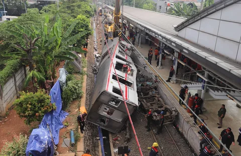 Petugas mengevakuasi gerbong KRL Commuterline pascakecelakaan di Stasiun Bekasi Timur, Bekasi, Jawa Barat, Selasa (28/4/2026).