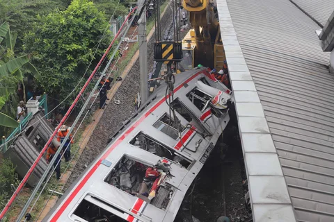 Petugas mengevakuasi gerbong KRL Commuterline pascakecelakaan di Stasiun Bekasi Timur, Bekasi, Jawa Barat, Selasa (28/4/2026).
