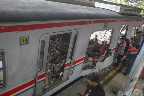 Petugas mengevakuasi gerbong KRL Commuterline pascakecelakaan di Stasiun Bekasi Timur, Bekasi, Jawa Barat, Selasa (28/4/2026).