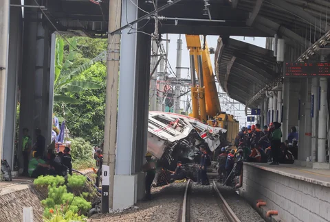 Petugas mengevakuasi gerbong KRL Commuterline pascakecelakaan di Stasiun Bekasi Timur, Bekasi, Jawa Barat, Selasa (28/4/2026).
