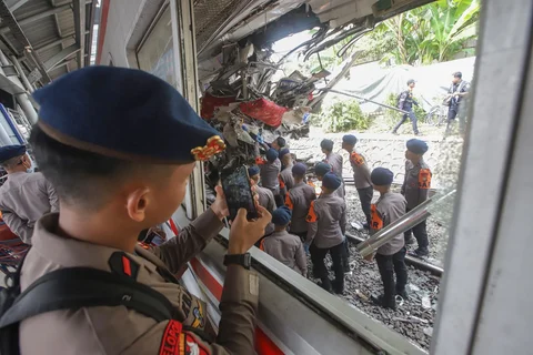 Petugas mengevakuasi gerbong KRL Commuterline pascakecelakaan di Stasiun Bekasi Timur, Bekasi, Jawa Barat, Selasa (28/4/2026).