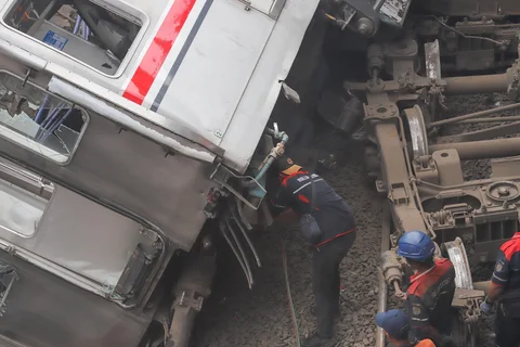 Petugas mengevakuasi gerbong KRL Commuterline pascakecelakaan di Stasiun Bekasi Timur, Bekasi, Jawa Barat, Selasa (28/4/2026).