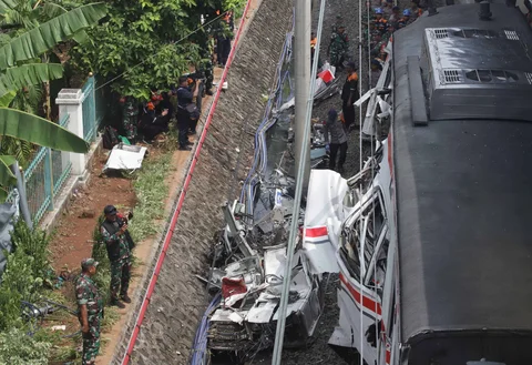 Petugas mengevakuasi gerbong KRL Commuterline pascakecelakaan di Stasiun Bekasi Timur, Bekasi, Jawa Barat, Selasa (28/4/2026).