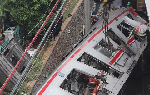 Petugas mengevakuasi gerbong KRL Commuterline pascakecelakaan di Stasiun Bekasi Timur, Bekasi, Jawa Barat, Selasa (28/4/2026).