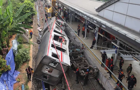 Petugas mengevakuasi gerbong KRL Commuterline pascakecelakaan di Stasiun Bekasi Timur, Bekasi, Jawa Barat, Selasa (28/4/2026).