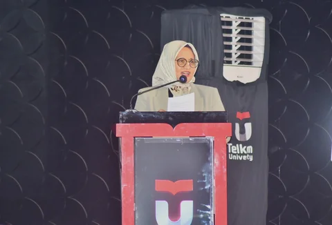 Direktur Utama Telkom Dian Siswarini memberikan sambutan dalam agenda Sidang Terbuka Senat Wisuda Telkom University Periode II Tahun Akademik 2025/2026 yang digelar di Telkom University Convention Hall, Bandung, Sabtu (25/4).