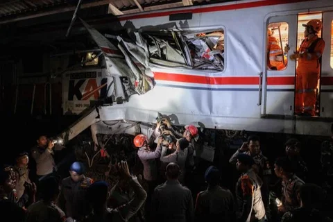 Menteri Perhubungan (Menhub) Dudy Purwagandhi dan Dirut KAI Bobby Rasyidin memberikan update lanjutan kecelakaan kereta di Stasiun Bekasi Timur. (Instagram @sekretariat.kabinet)