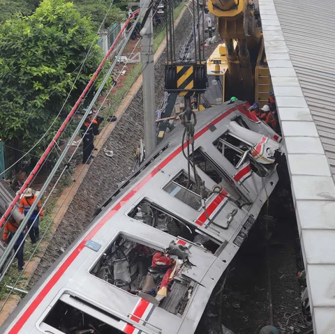 Petugas mengevakuasi gerbong KRL Commuterline pascakecelakaan di Stasiun Bekasi Timur, Bekasi, Jawa Barat, Selasa (28/4/2026).