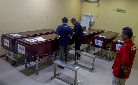 Petugas mempersiapkan jenazah korban kecelakaan kereta di Bekasi, Jawa Barat sebelum diserahkan kepada keluarga korban di Rumah Sakit (RS) Polri Kramat Jati, Jakarta Timur, Selasa (28/04/2026).