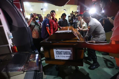 Petugas mengangkat peti jenasah korban kecelakaan kereta di Bekasi, Jawa Barat usai diserahkan kepada keluarga korban  di Rumah Sakit (RS) Polri Kramat Jati, Jakarta Timur, Selasa (28/04/2026).