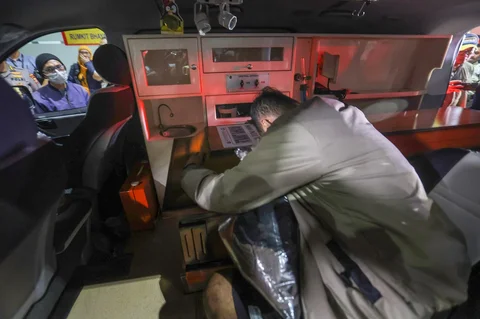 Keluarga korban menangis di atas peti jenasah korban kecelakaan kereta di Bekasi, Jawa Barat di Rumah Sakit (RS) Polri Kramat Jati, Jakarta Timur, Selasa (28/04/2026).
