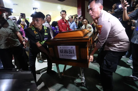 Petugas mengangkat peti jenasah korban kecelakaan kereta di Bekasi, Jawa Barat usai diserahkan kepada keluarga korban  di Rumah Sakit (RS) Polri Kramat Jati, Jakarta Timur, Selasa (28/04/2026).