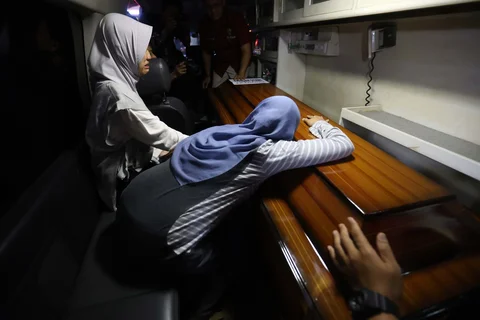 Keluarga korban menangis di atas peti jenasah korban kecelakaan kereta di Bekasi, Jawa Barat di Rumah Sakit (RS) Polri Kramat Jati, Jakarta Timur, Selasa (28/04/2026).