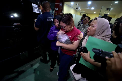 Keluarga korban menangis di Rumah Sakit (RS) Polri Kramat Jati, Jakarta Timur, Selasa (28/04/2026).